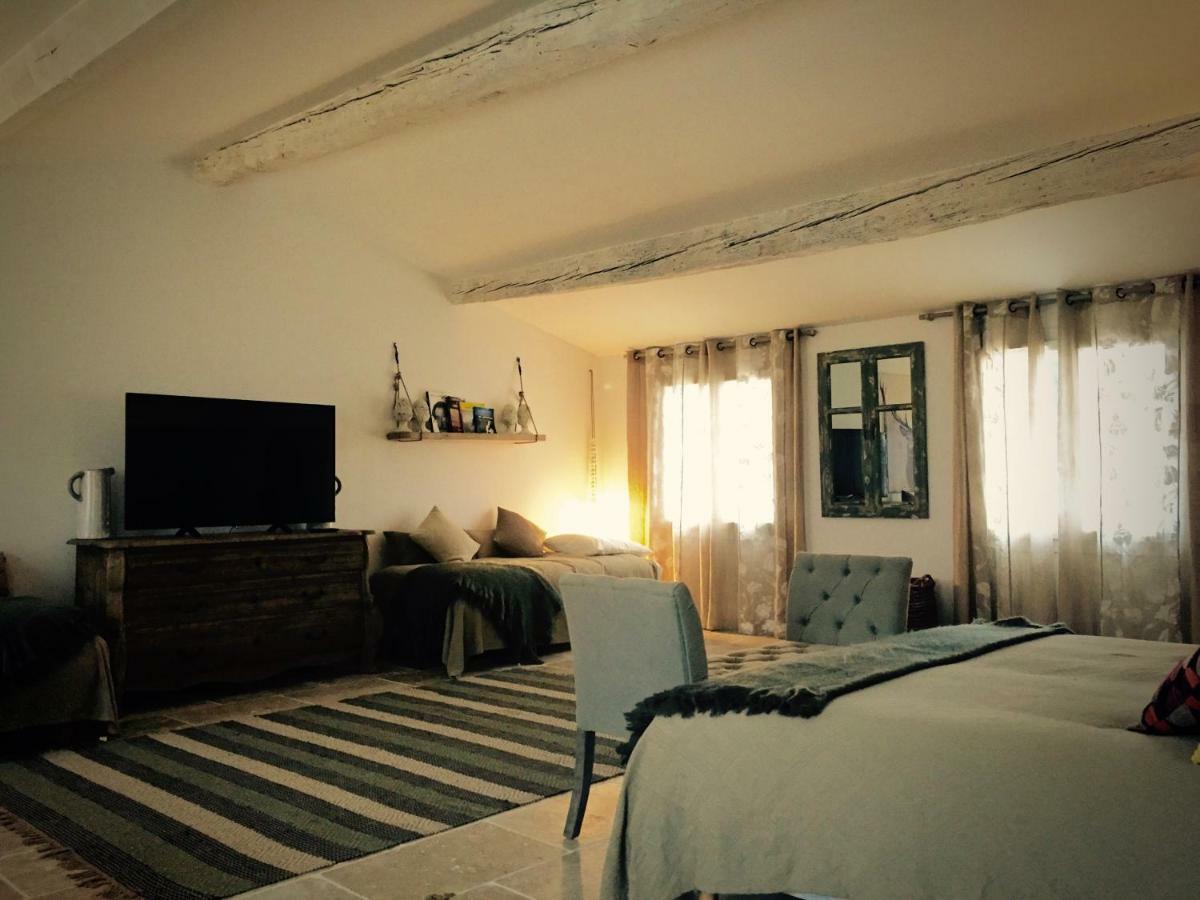 Mas Du Grand Bordes Bed & Breakfast Saint-Laurent-dʼAigouze Exterior foto