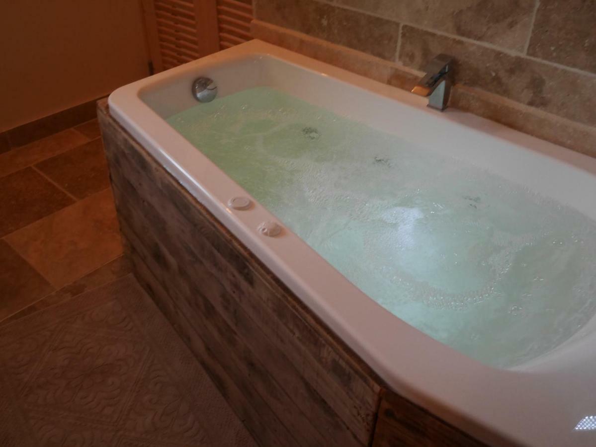 Mas Du Grand Bordes Bed & Breakfast Saint-Laurent-dʼAigouze Exterior foto