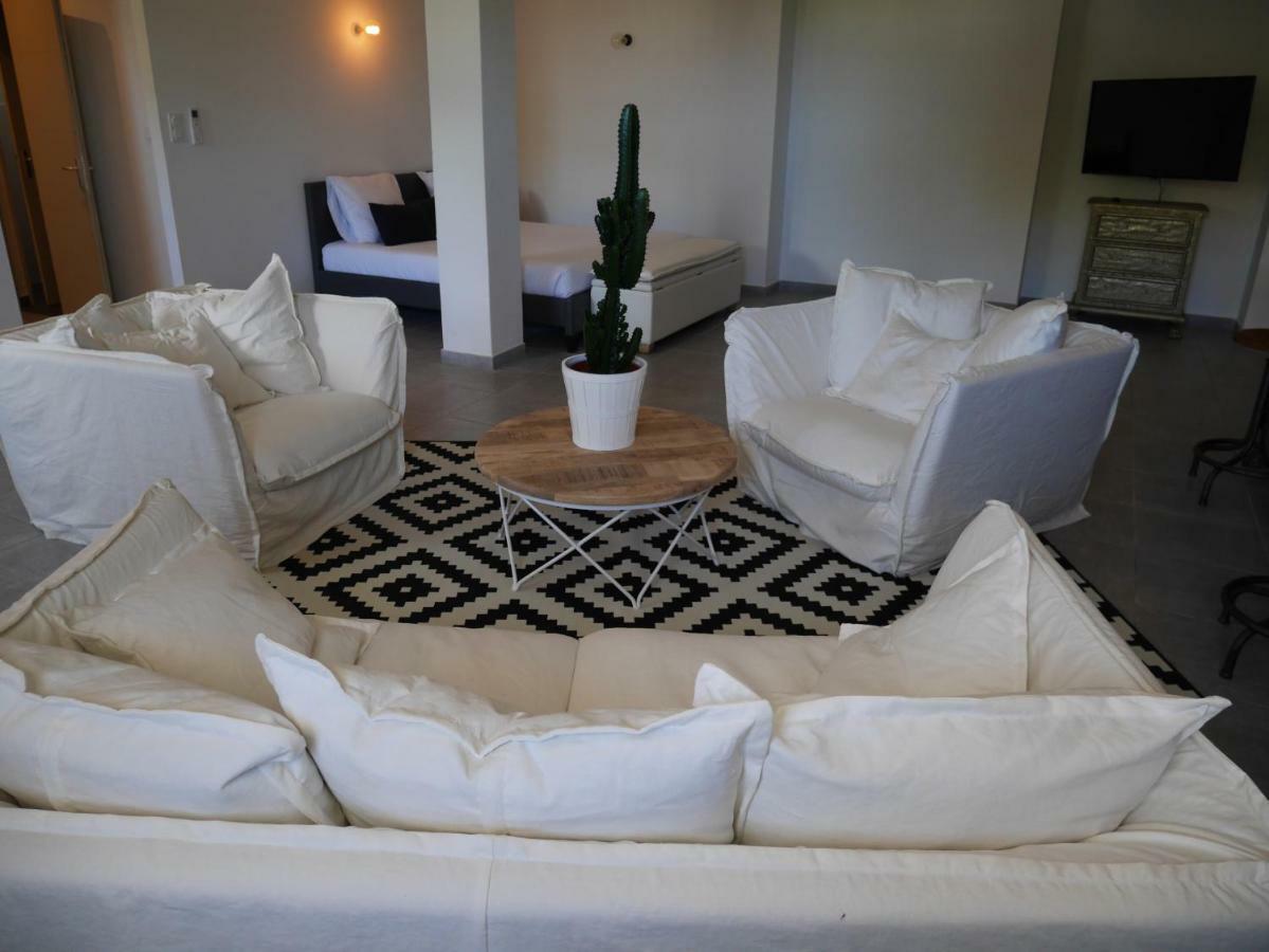Mas Du Grand Bordes Bed & Breakfast Saint-Laurent-dʼAigouze Exterior foto